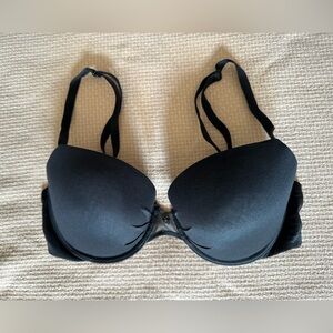 Victoria’s Secret Sz 32D Fabulous line lightly lined bra